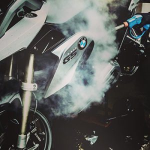 شستشوی موتور سیکلت با بخار
